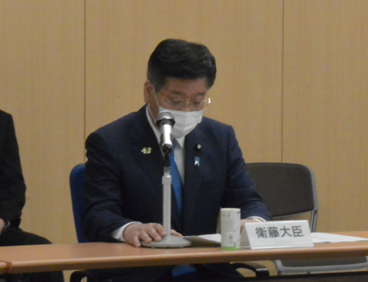 写真:着席し、発言する衛藤大臣