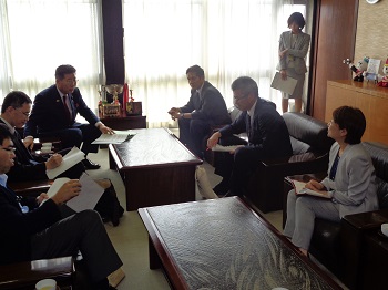 写真:低いテーブルが二つと、囲むように一人掛けのソファが複数置かれ、衛藤大臣をはじめ、泉鳴門市長や数名の消費生活相談員がソファに座り、懇談している。