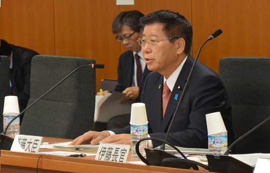 写真:席に付き挨拶をする衛藤大臣。