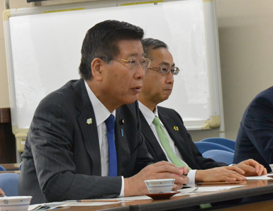 写真:着席している衛藤大臣。