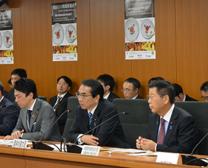 写真:左から、小泉環境大臣、江藤農林水産大臣、衛藤内閣府特命担当大臣が座る。