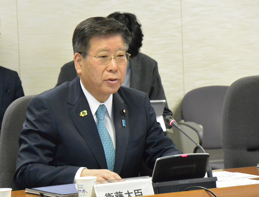 写真:着席し、発言する衛藤大臣。