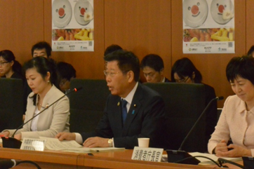 写真:着席し、発言する衛藤大臣。