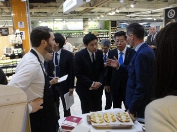 写真:食品を前に説明を受ける衛藤大臣。