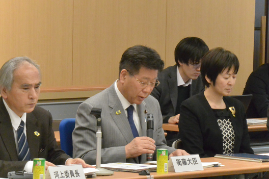 写真:着席している河上委員長、衛藤大臣、伊藤消費者庁長官。