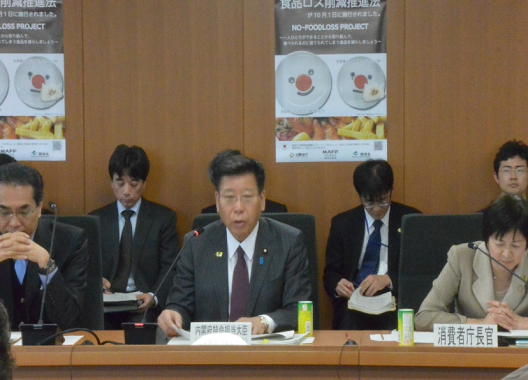 写真:着席し、挨拶をする衛藤大臣。右横には、伊藤消費者庁長官が座っている。