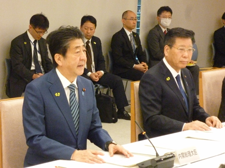 写真:左:着席し発言する安倍内閣総理大臣。右:着席する衛藤大臣。