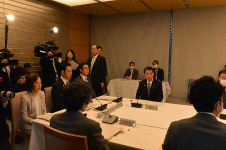 写真:机が合わせて並べられた一角、余裕をもって囲むように7人が座っている。