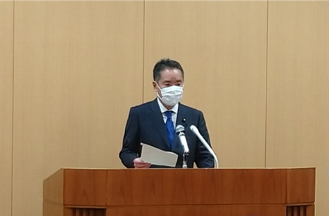 写真:演台に立つ井上大臣