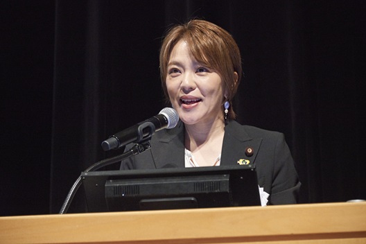 挨拶する今井大臣政務官