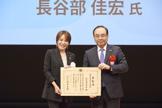 内閣府特命担当大臣表彰受賞者(花王株式会社)と記念撮影する今井大臣政務官