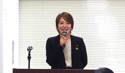 挨拶する今井大臣政務官