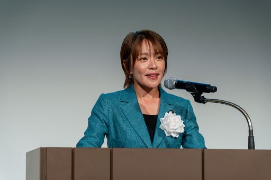 挨拶する今井大臣政務官