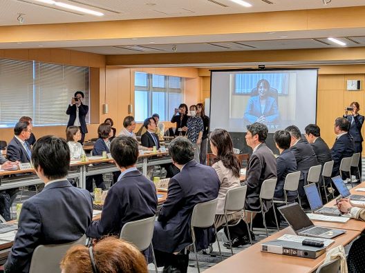 挨拶する今井大臣政務官(ビデオメッセージ)