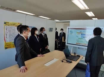 (写真)新未来創造戦略本部を視察する井上大臣