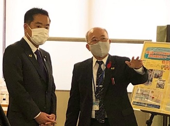 写真)徳島市消費生活センターを視察する井上大臣