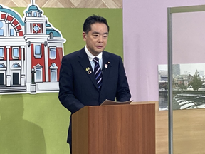 写真:演台に立ち、発言する井上大臣