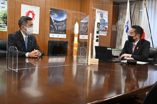 写真:パーテーションを挟み話をする井上大臣とサッポロビール株式会社髙島代表取締役社長