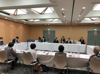写真:意見交換会の会場。大きく四角に並べられた会議机に、10人強の参加者が座っている。