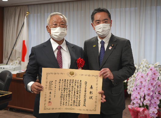 (写真)受賞者と井上大臣が、表彰状をもって二人で並んでいる