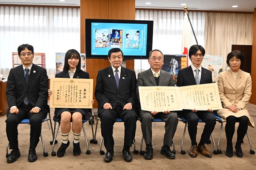 写真:記念撮影する伊東大臣