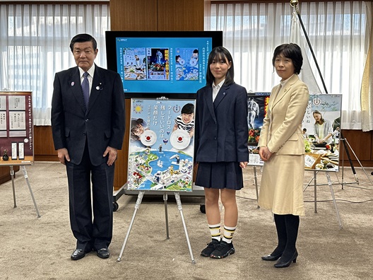 写真:記念撮影する伊東大臣