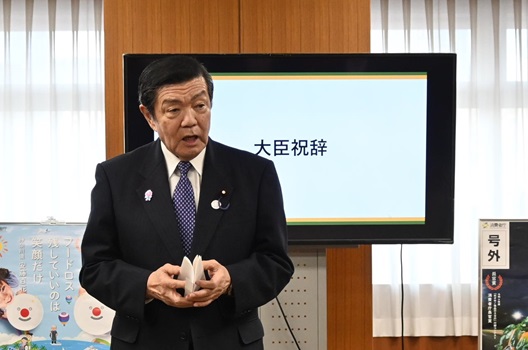 写真:祝辞を述べる伊東大臣