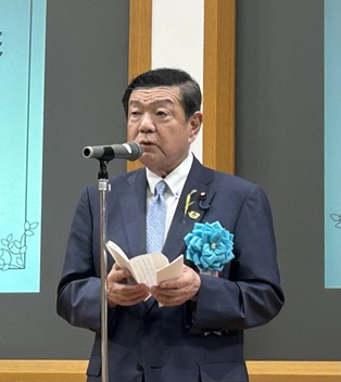 挨拶をしている伊東大臣