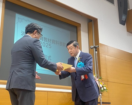 受賞者に、表彰状を手渡ししている伊東大臣