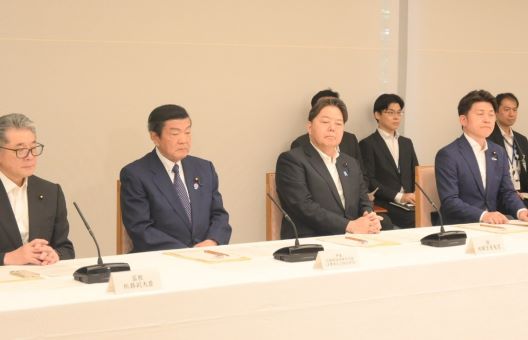 会議に臨む林官房長官と伊東大臣ほか