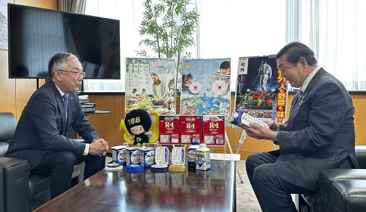 懇談する八尾社長と伊藤大臣