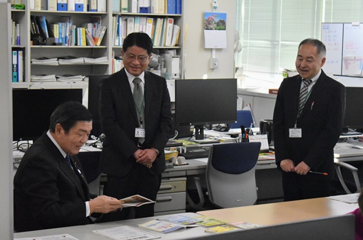 写真:国民生活センターで職員から説明を受けている伊東大臣