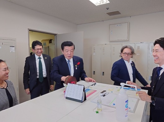 写真:執務室を視察する伊東大臣