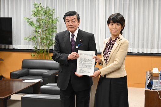 写真:手交を受ける伊東大臣