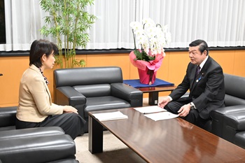 写真:意見交換を行う伊東大臣