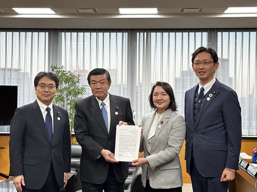 写真:手交を受ける伊東大臣