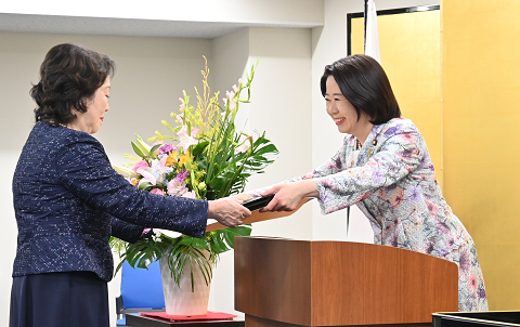 写真:勲記を手渡す自見大臣