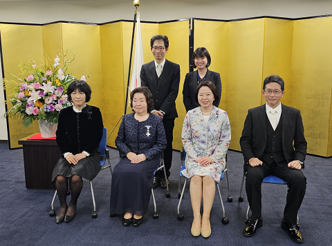 写真:自見大臣と受賞者の方々が、金屏風を背景に並んでいる。