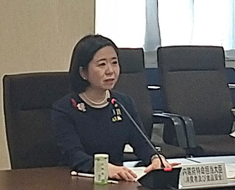 写真:会議に出席する自見大臣