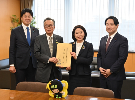 写真:提言を掲げ持つ自見大臣