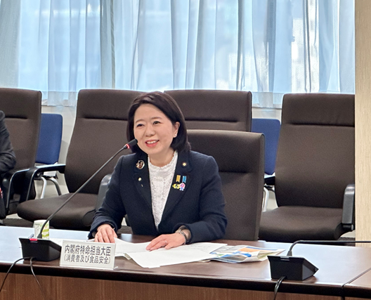 写真:発言する自見大臣