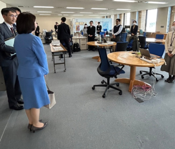 写真:新未来創造戦略本部のオフィスの様子を視察する自見大臣