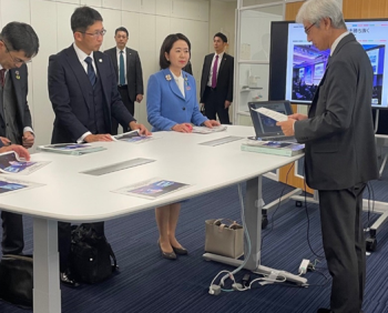 写真:説明を受ける自見大臣