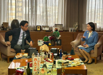 写真左:後藤田知事:写真右大臣:二人の会談する前に置かれた机には、徳島県の名産品が並べられている