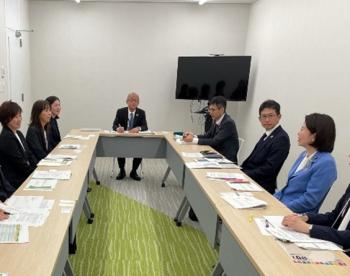 写真:消費生活相談員らと意見交換を行う自見大臣