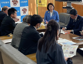 写真:小松島市見守りネットワーク構成員の方らと意見交換を行う自見大臣