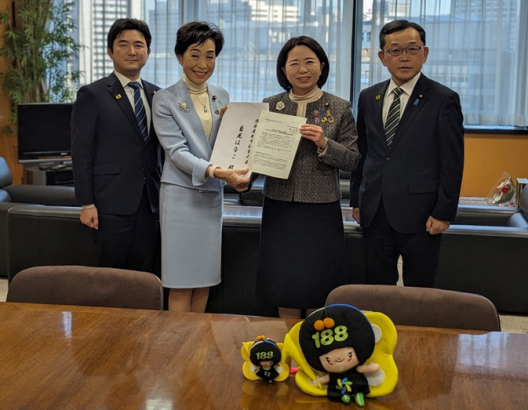 写真:提言を掲げ持つ自見大臣