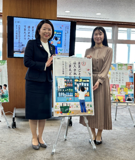 写真:内閣府特命担当大臣(消費者及び食品安全)賞の受賞者代理との記念写真