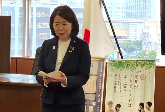 写真:祝辞を述べる自見大臣