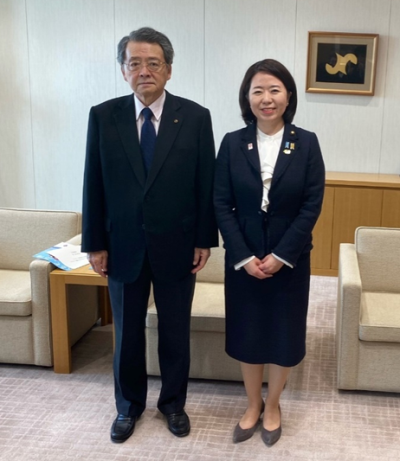 写真:小林会頭と面会する自見大臣